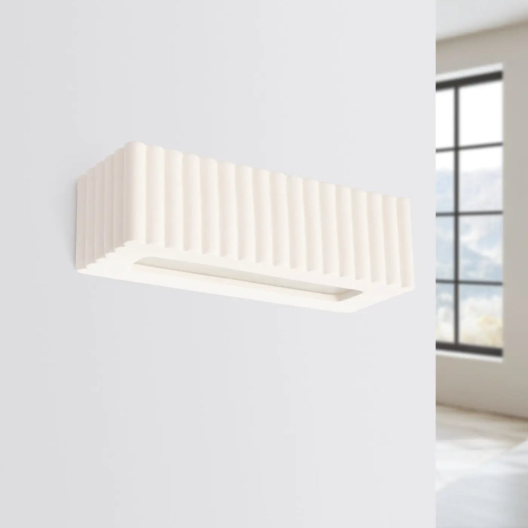 Applique murale rigata en céramique blanc avec texture verticale rainurée pour une fonctionnalité élégante