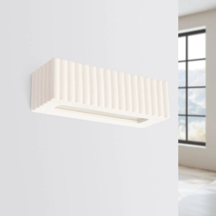 Applique murale rigata en céramique blanc avec texture verticale rainurée pour une fonctionnalité élégante