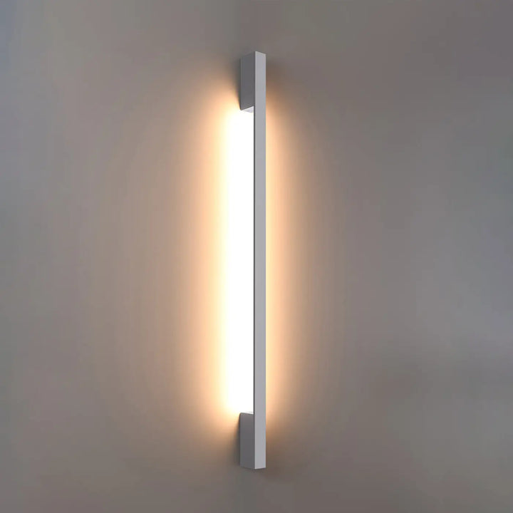 Applique murale sapo m blanc avec module led et boîtier étroit diffusant une lumière chaude et uniforme
