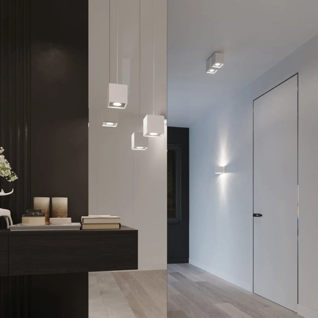 Modern white cube kinkiet quad applique murale en bois naturel éclaire un couloir minimaliste avec des encastrés