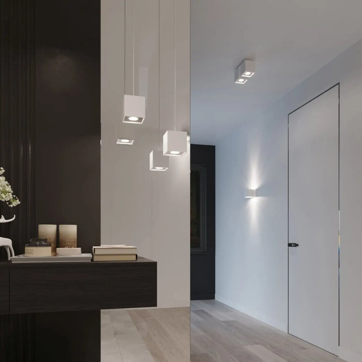 Modern white cube kinkiet quad applique murale en bois naturel éclaire un couloir minimaliste avec des encastrés