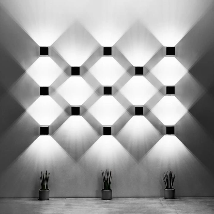 Applique murale kinkiet quad en bois naturel noir avec motifs lumineux en losange disposés en grille