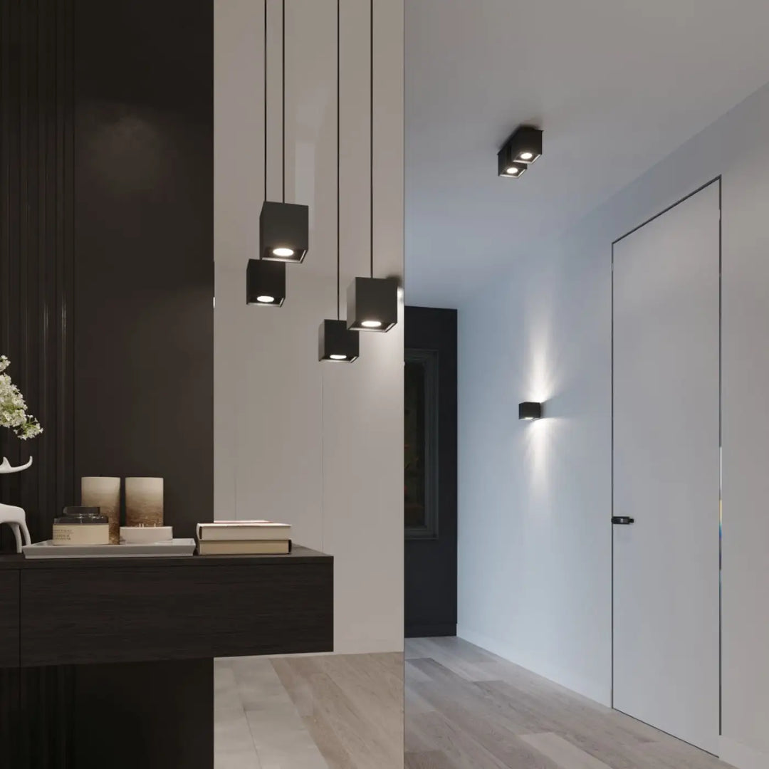 Kinkiet quad noir en bois naturel avec design minimaliste en forme de cube suspendu au plafond