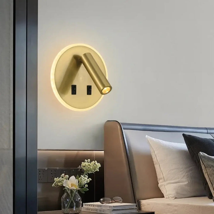 Applique murale led velente dorée avec spot orientable et deux ports usb pour charger les appareils