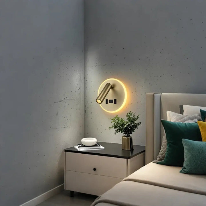 Applique murale led velente en finition laiton avec spot orientable et halo led circulaire moderne