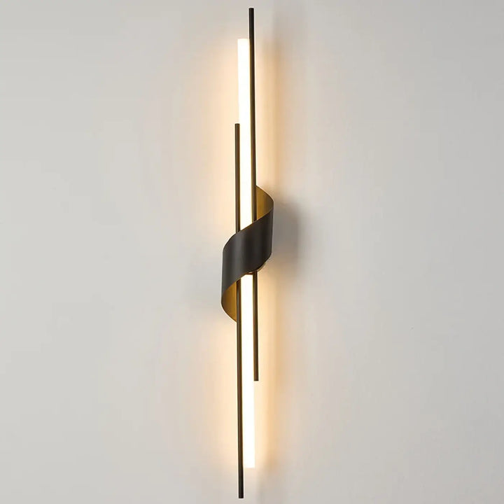Applique murale led stairy avec deux barres lumineuses verticales en laiton brossé et ruban cuir noir minimaliste