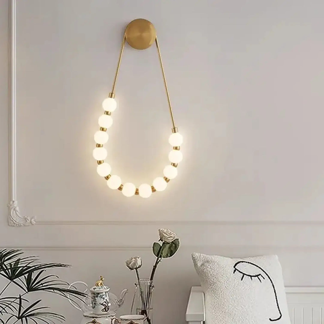 Applique murale led doré avec boules blanches style chic
