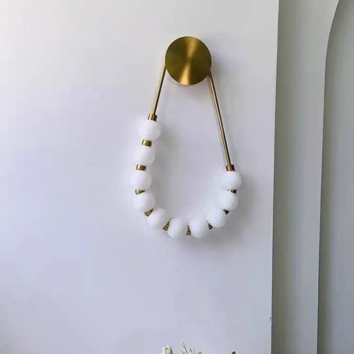 Applique murale led doré avec boules blanches style chic