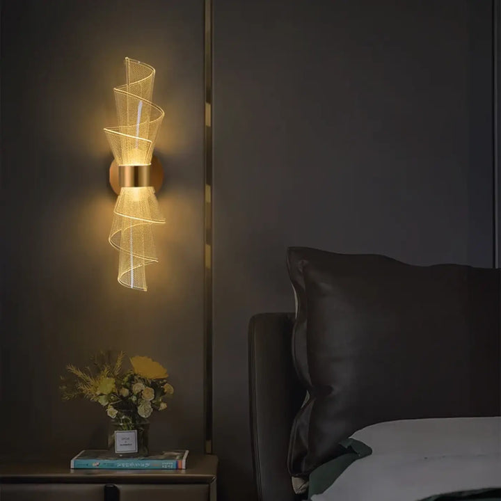 Applique Murale LED Dorée Au Design Original Pour Chambre