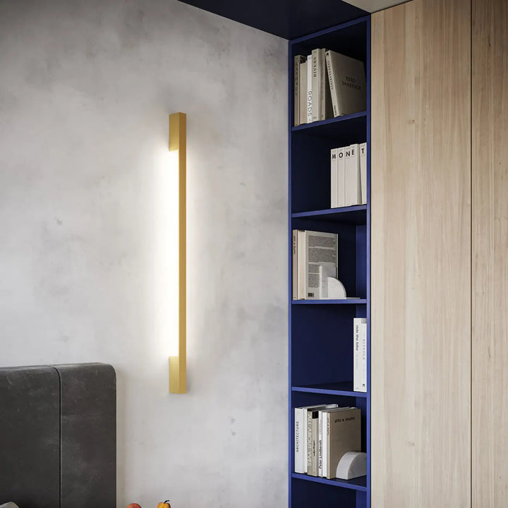 Applique murale dorée avec boîtier étroit et module led au design minimaliste pour lampadaire lahti