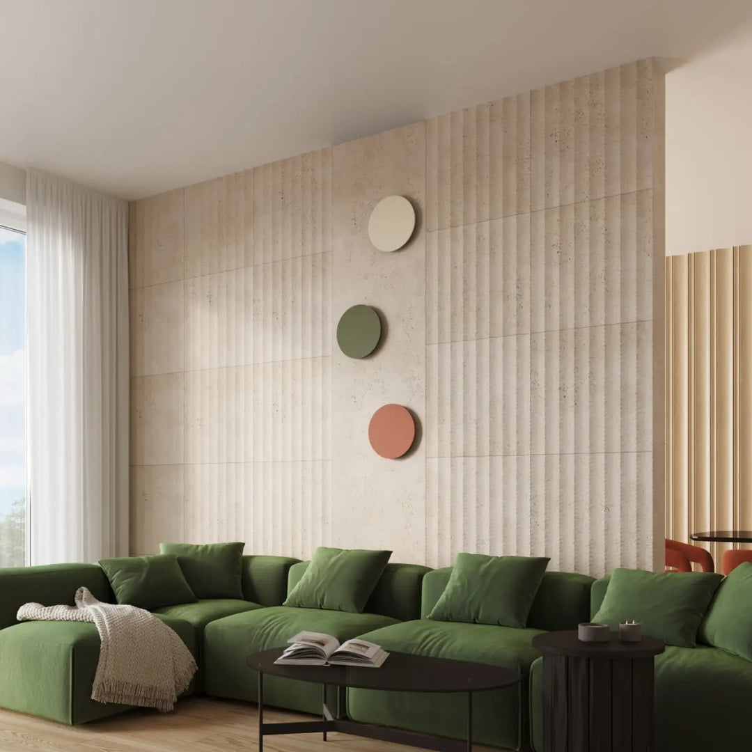 Applique murale borgen 3000k doré moderne posée près d’un canapé sectionnel velours vert avec coussins assortis