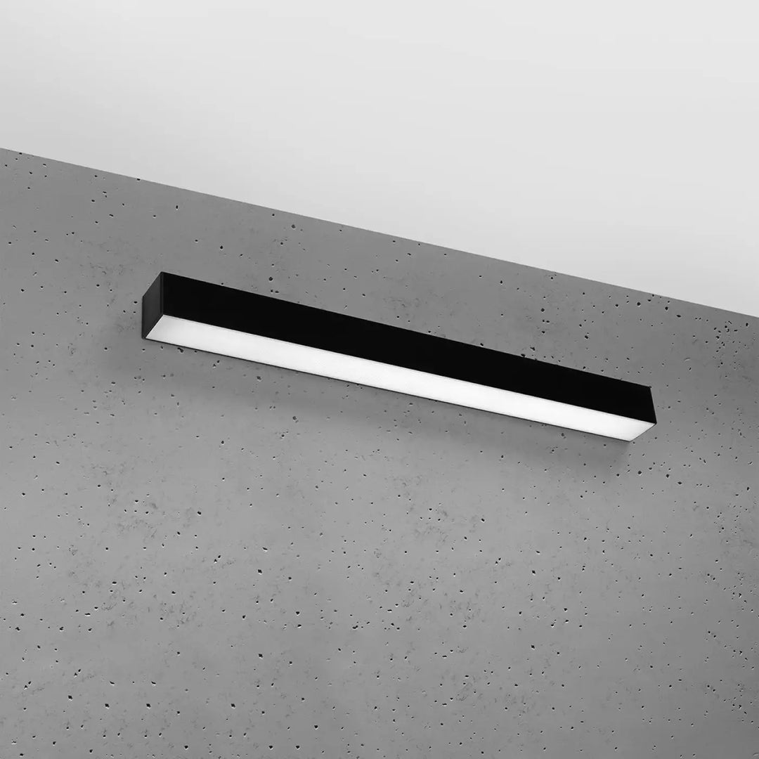Applique murale noire de la collection pinne avec module led et paramètres d’éclairage 4000K montée sur mur gris texturé