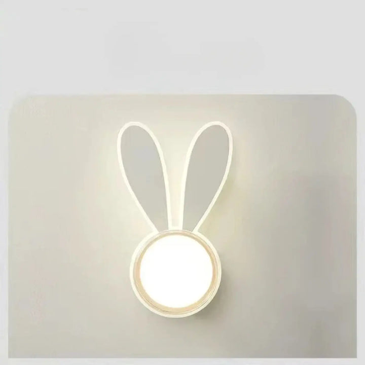 Applique murale moby en forme de lapin blanc avec lumière tamisée led ludique et design minimaliste