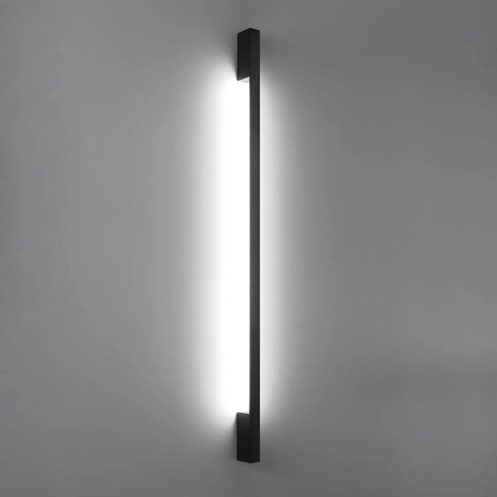 Applique murale sappo l 4000k noir avec module led et boîtier étroit offrant une lumière blanche et design minimaliste