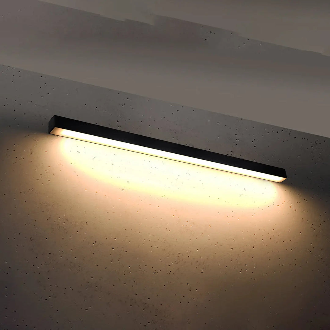 Applique murale pinne 118 noir avec module led émettant une lumière blanche chaude sur plafond texturé collection pinne paramètres d’éclairage