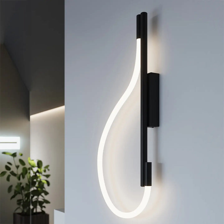 Applique galakse noir moderne avec bande led courbée émettant une lumière blanche douce pour intérieur classique minimaliste