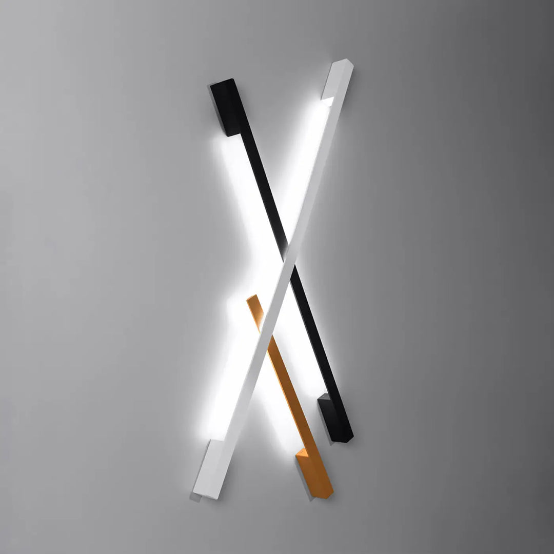 Applique murale lahti s 4000k noir avec deux barres led intersectantes en noir et blanc et un accent doré pour des solutions imprévisibles
