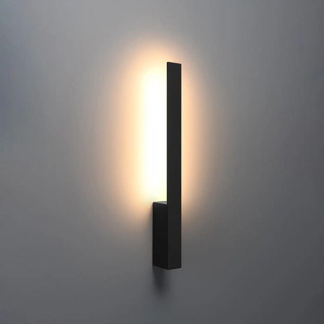 Applique murale lahti s 3000k noir avec module led et boîtier étroit emitant une lumière douce et chaude