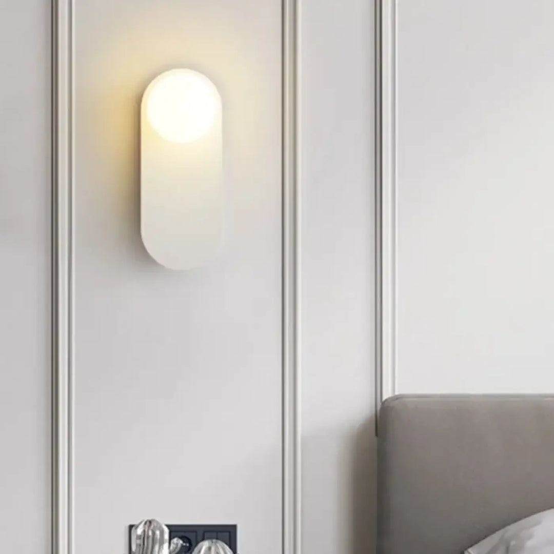 Applique Murale LED Avec Une Boule Blanche En Métal