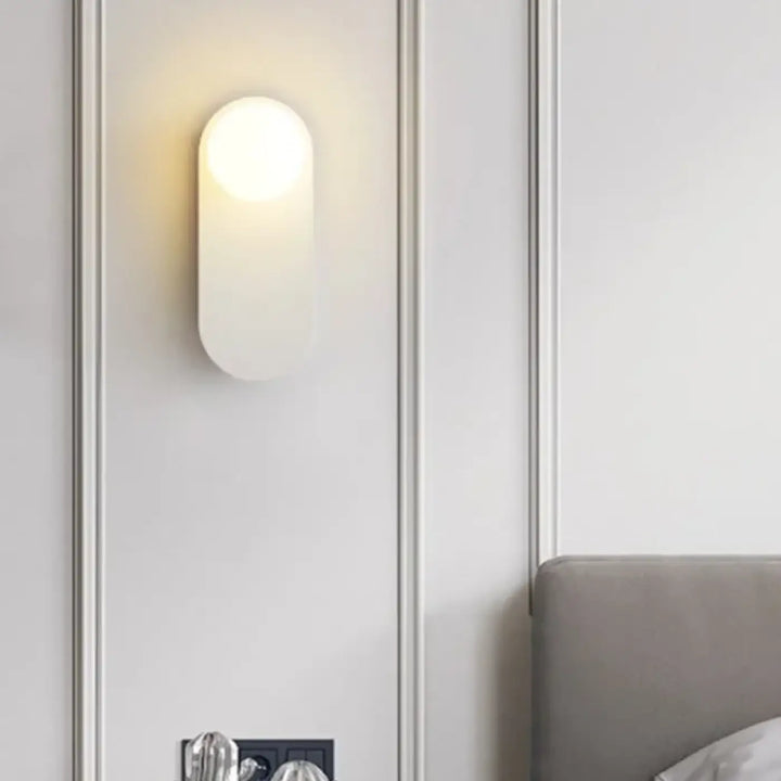 Applique Murale LED Avec Une Boule Blanche En Métal