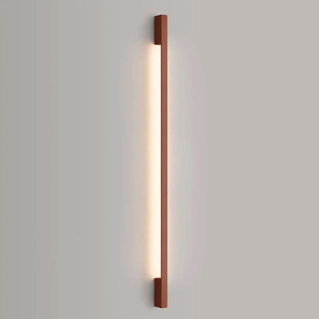 Applique murale sappo 150 led rouge ocre avec cadre cuivre donnant une lumière chaude, disponible en six variantes dont vert olive