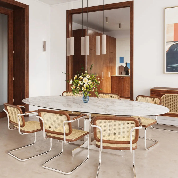 Applique murale ivar 4000k taupe avec design expressif et confort d’utilisation près d’une table ovale en marbre blanc