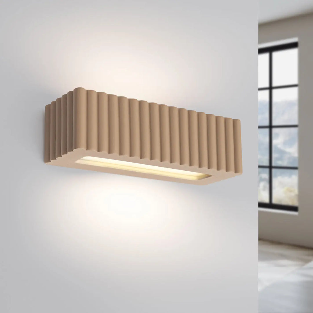 Beige applique murale rigata en céramique taupe avec texture rainurée verticale et éclairage led chaud pour fonctionnalité élégante