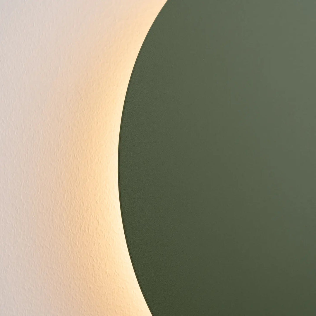 Miroir circulaire minimaliste avec finition mate vert olive seul applique murale de la collection borgen comprend 3000k