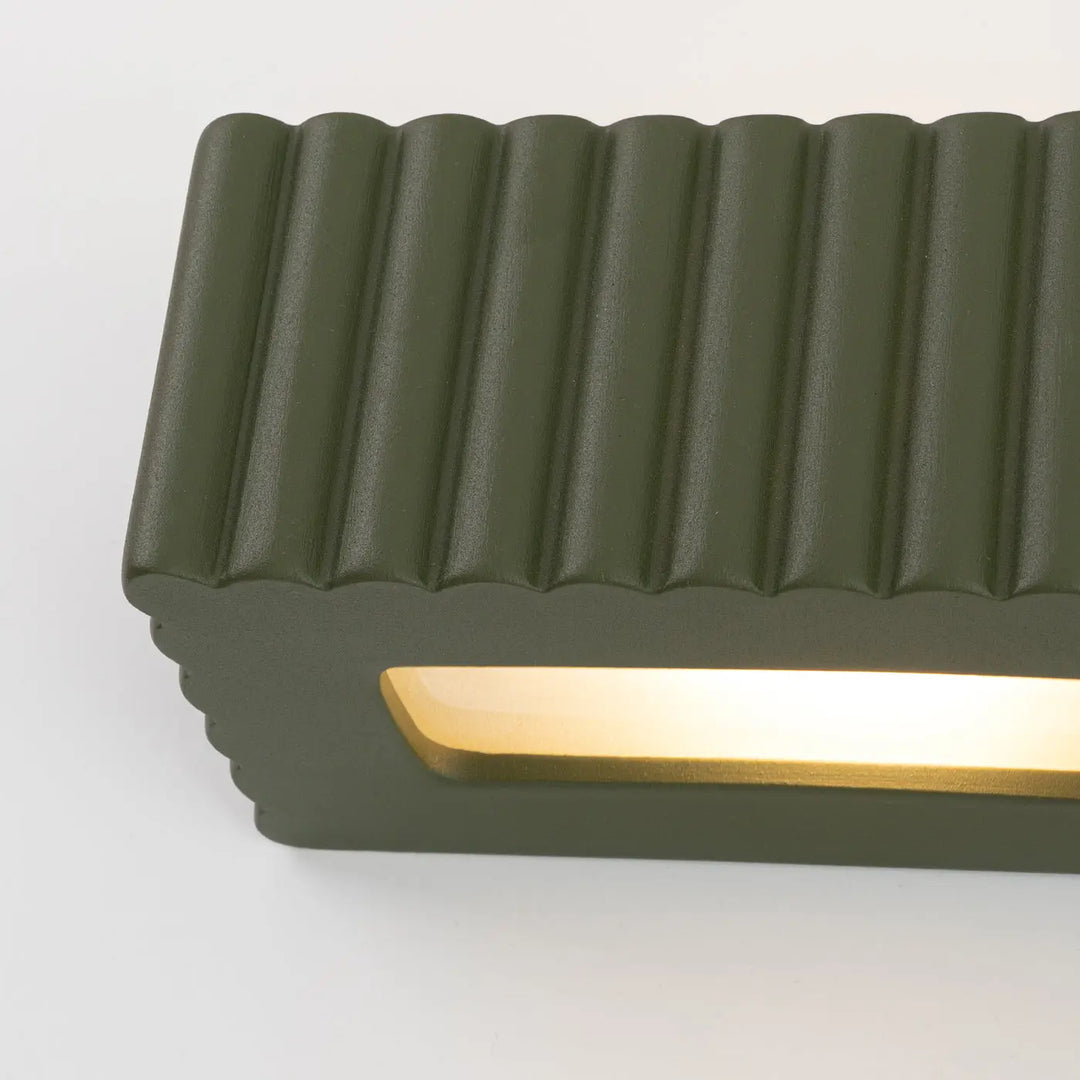 Applique murale rigata en céramique vert olive avec lampe cheminée rigata à lumière chaude pour une fonctionnalité élégante