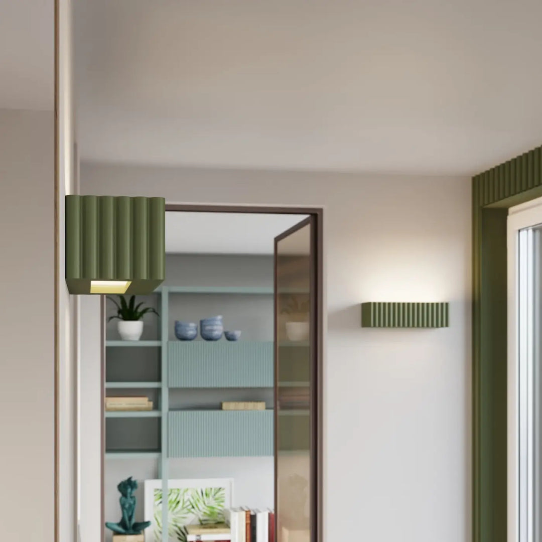 Applique murale rigata en céramique vert olive avec design rectangulaire moderne pour fonctionnalité élégante
