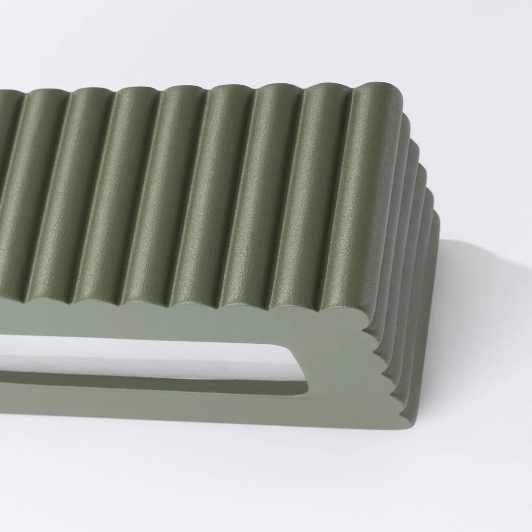 Applique murale rigata en céramique vert olive avec étagère plastique ondulée fonctionnelle et élégante