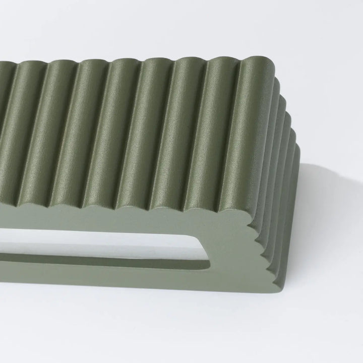 Applique murale rigata en céramique vert olive avec étagère plastique ondulée fonctionnelle et élégante