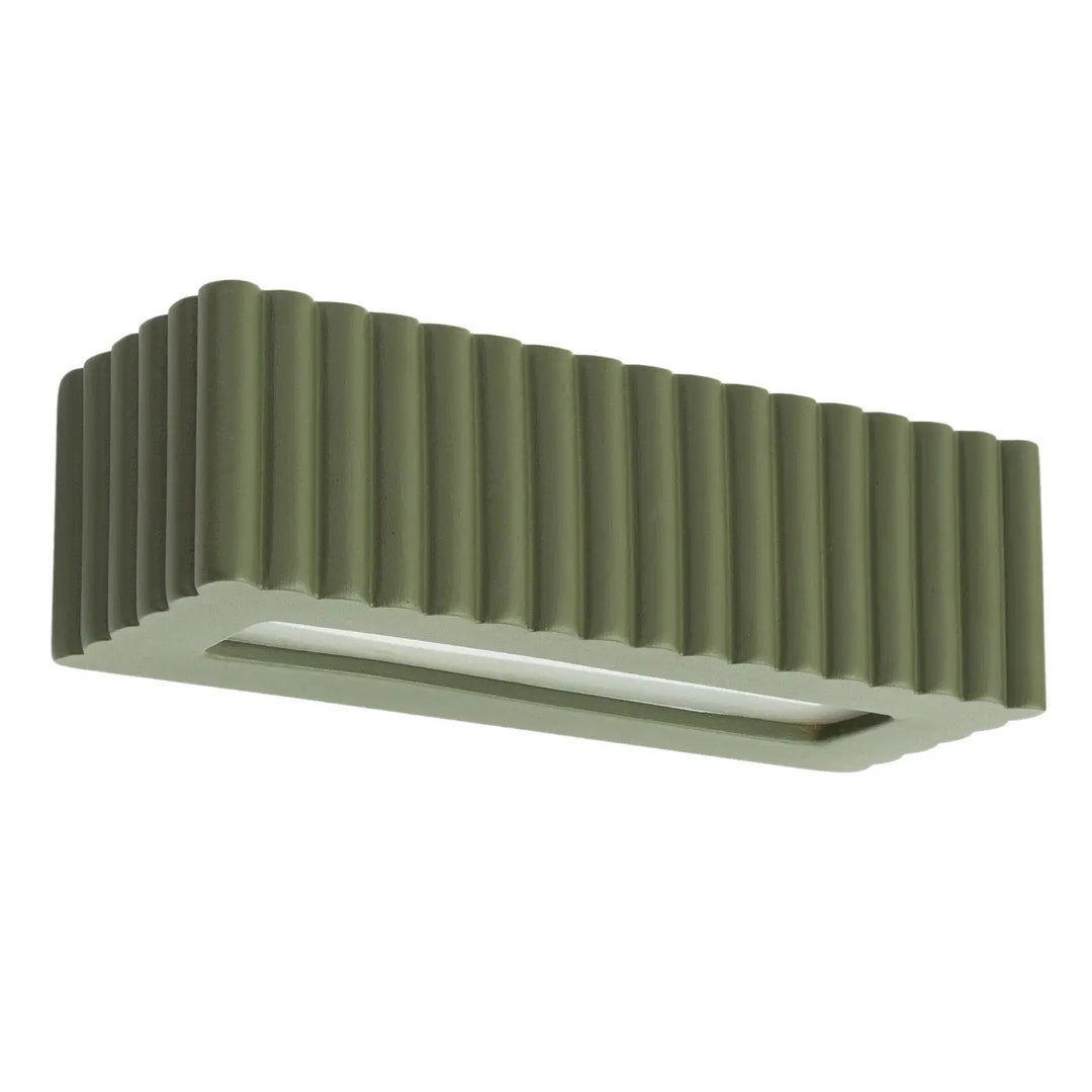 L’applique murale rigata vert olive en céramique présente une fonctionnalité élégante et un design moderne ribbé