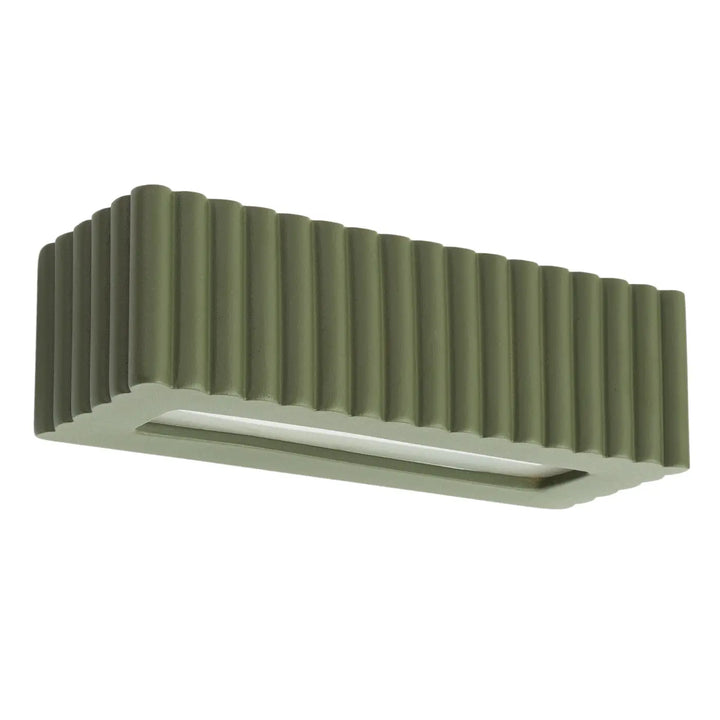 L’applique murale rigata vert olive en céramique présente une fonctionnalité élégante et un design moderne ribbé