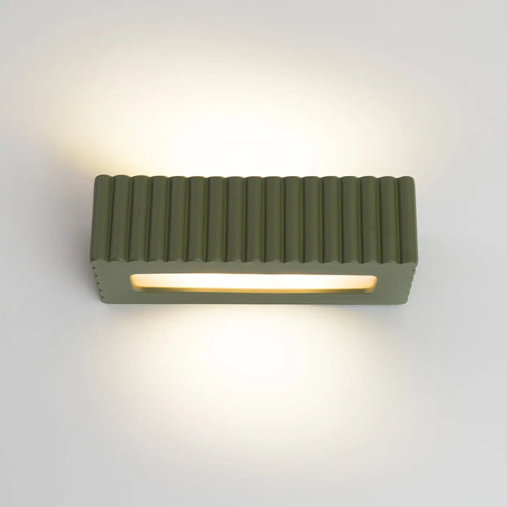 Applique murale rigata en céramique vert olive avec texture rainurée verticale et lampe cheminée rigata à lumière chaude