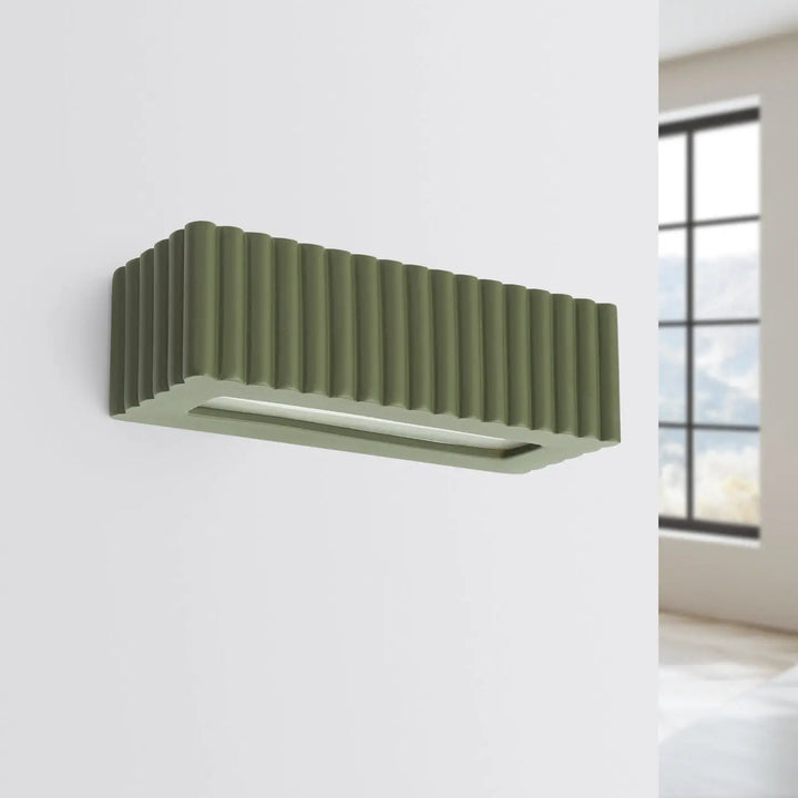 Applique murale rigata en céramique vert olive avec texture rainurée verticale et panneau lumineux encastré pour fonctionnalité élégante