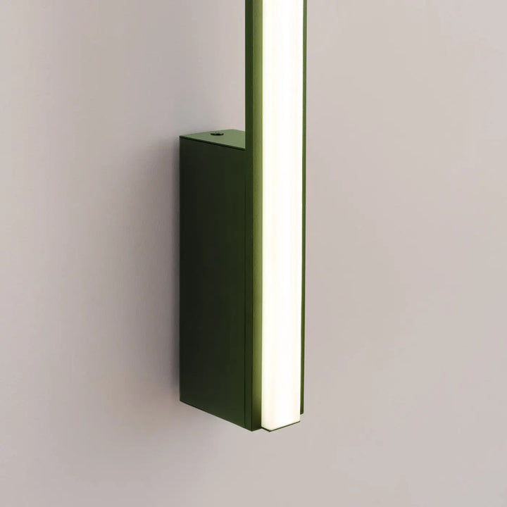 Applique murale lagom 150 led vert olive design minimaliste avec base rectangulaire mate et excellente finition