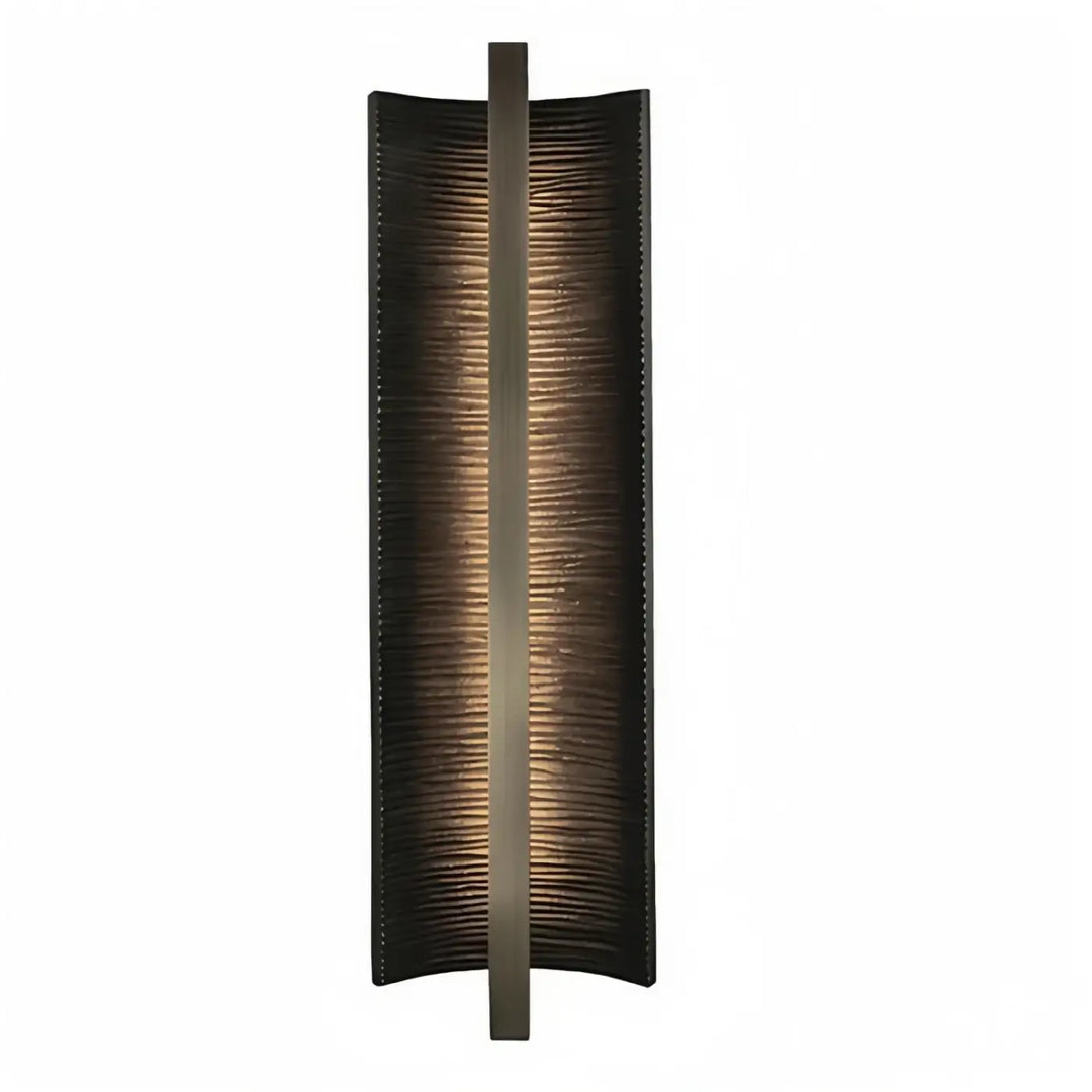 Applique murale copira en bronze foncé avec panneaux texturés émettant une lumière chaude pour décoration intérieure