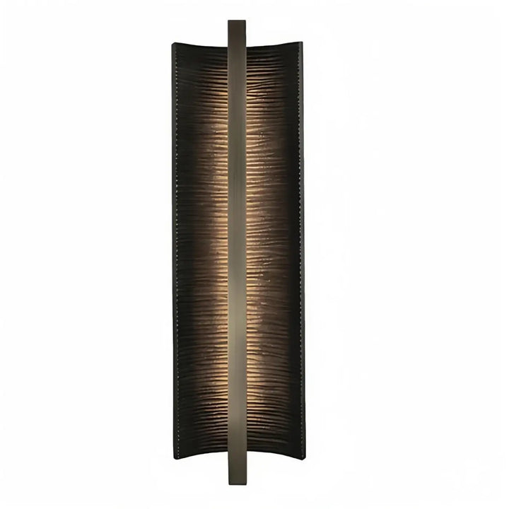 Applique murale copira en bronze foncé avec panneaux texturés émettant une lumière chaude pour décoration intérieure