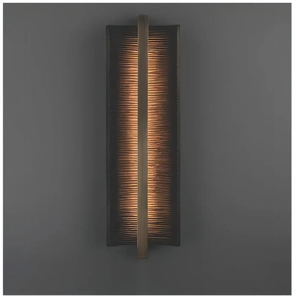 Applique murale copira en bronze foncé texturé avec des rainures verticales et une lumière ambre pour décoration intérieure