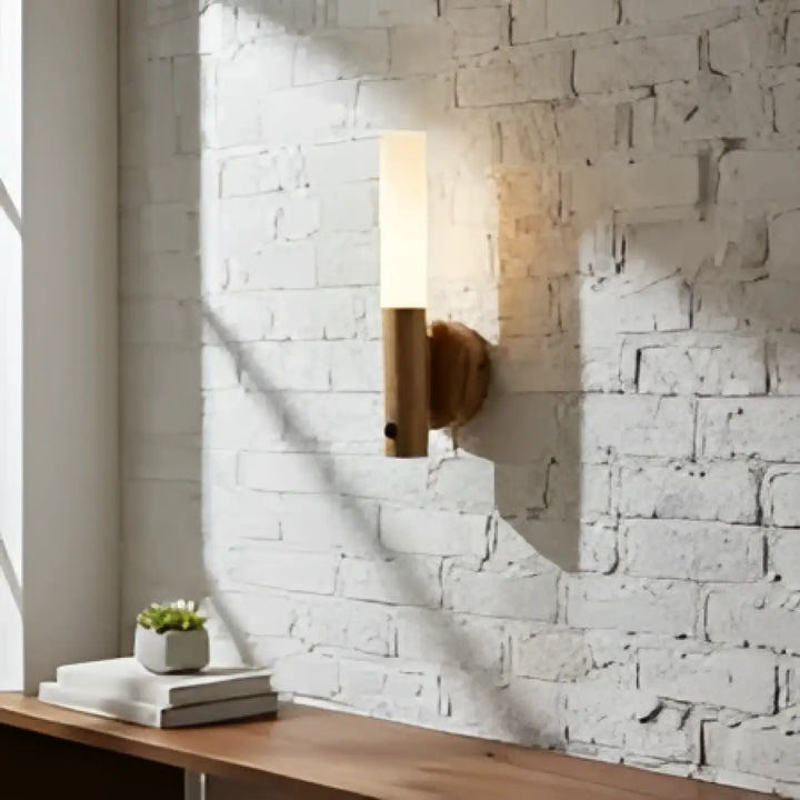 Applique murale aelys cylindrique warm tone avec abat-jour en verre dépoli et base en bois pour l’esthétique nordique