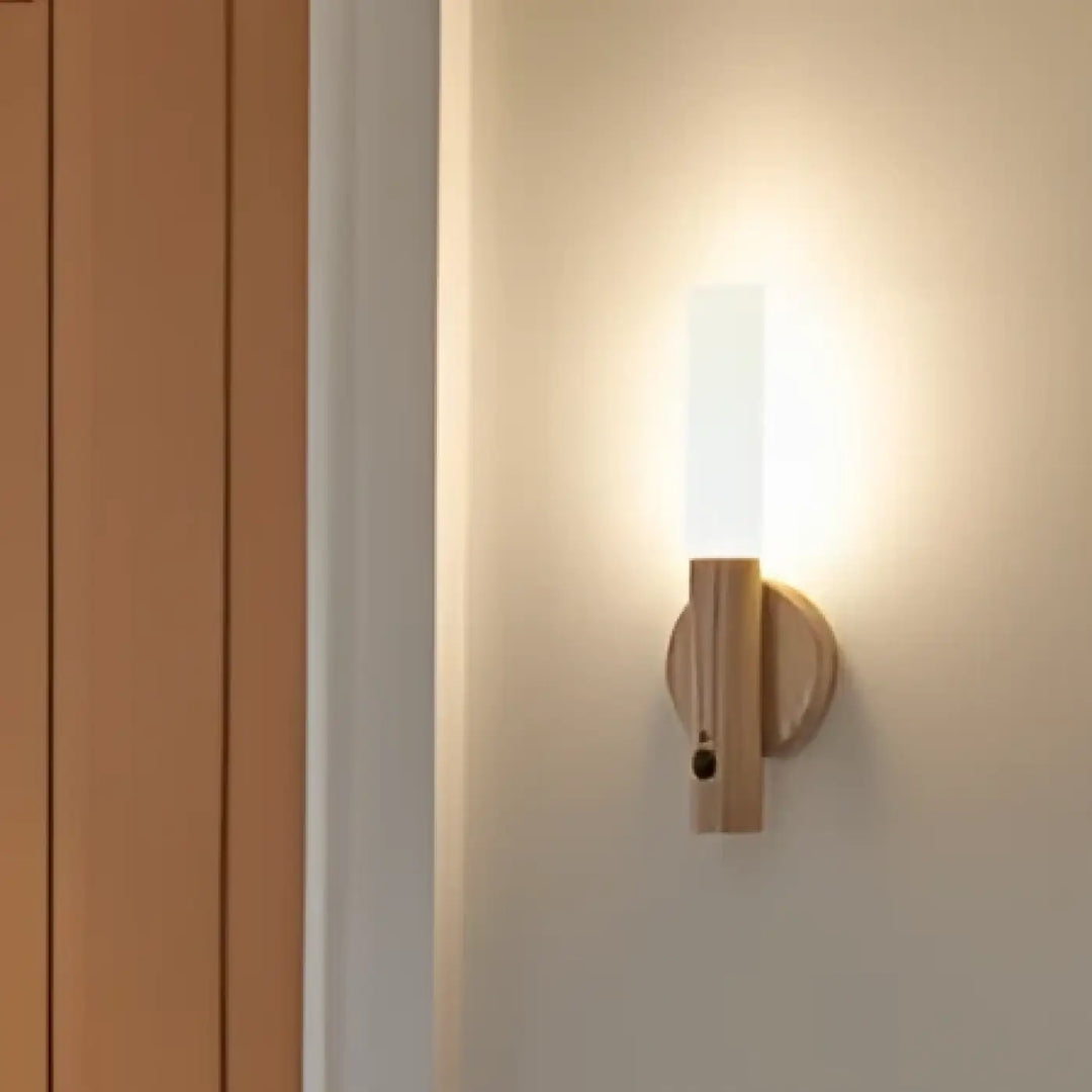 Applique murale design aelys en bois aux tons chauds avec diffuseur en verre dépoli pour une esthétique nordique