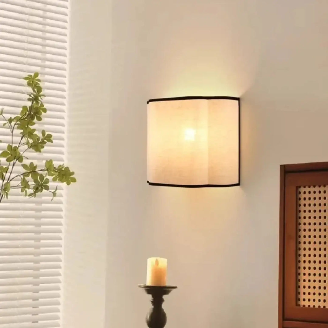 Applique murale carrée avec abat-jour en tissu beige et bordure noire pour une décoration intérieure à lumière douce