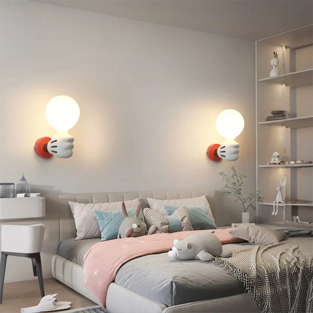Applique murale ludique kidou en forme de main blanche et rouge avec ampoules sphériques pour chambre d’enfant