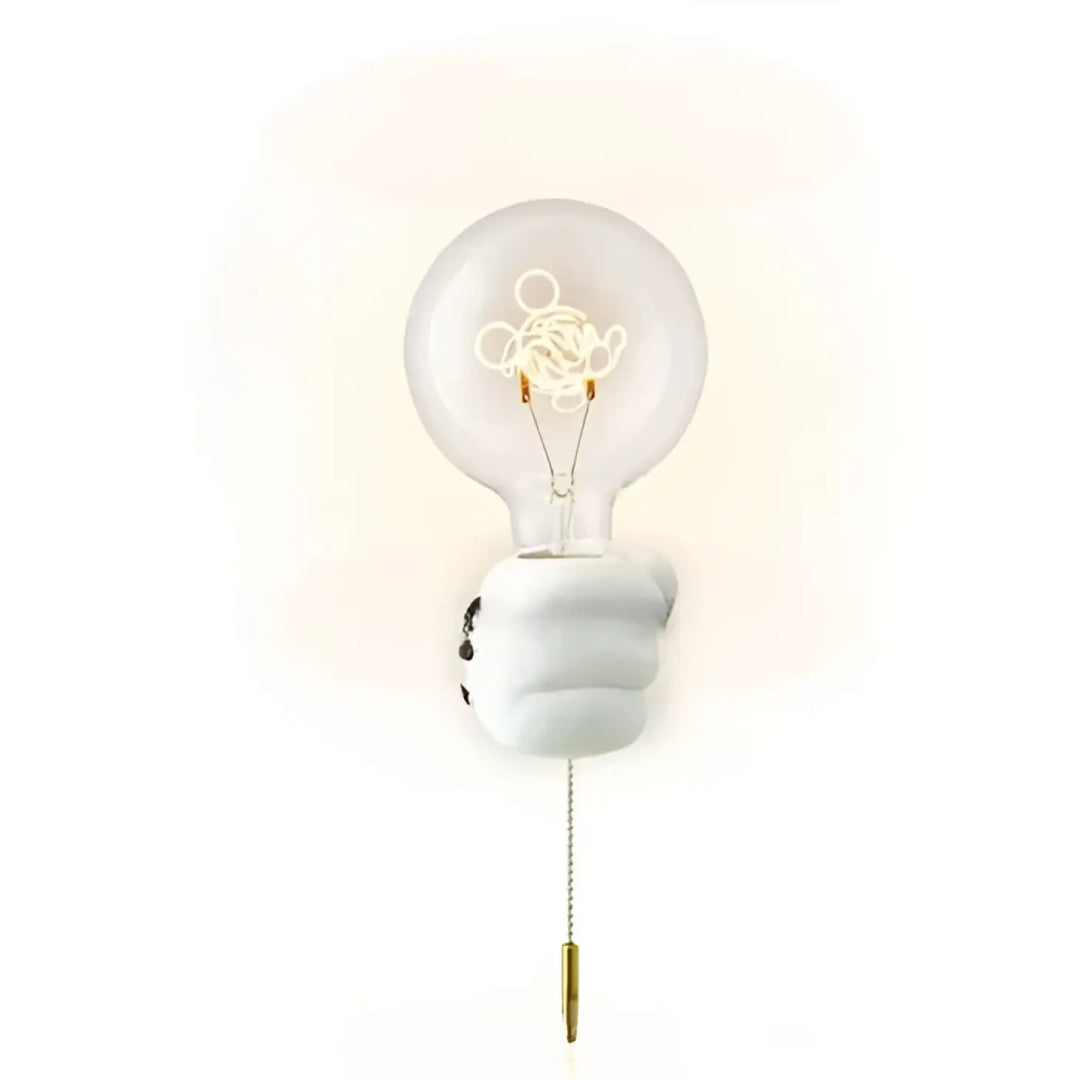 Applique murale ludique en céramique blanche en forme de main tenant une ampoule à filament pour chambre d’enfant
