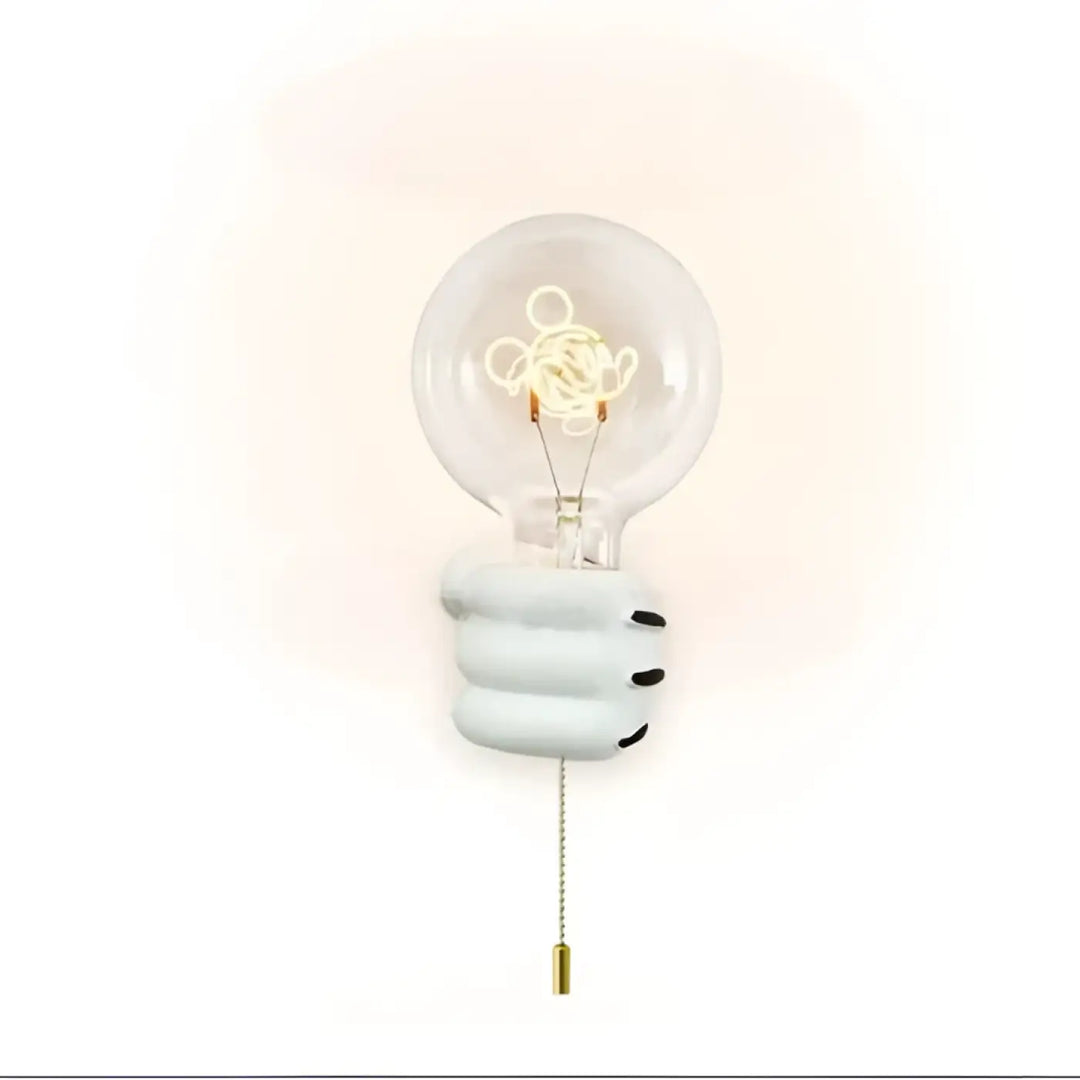 Applique murale ludique en céramique blanche forme main tenant une ampoule à filament clair pour chambre d’enfant