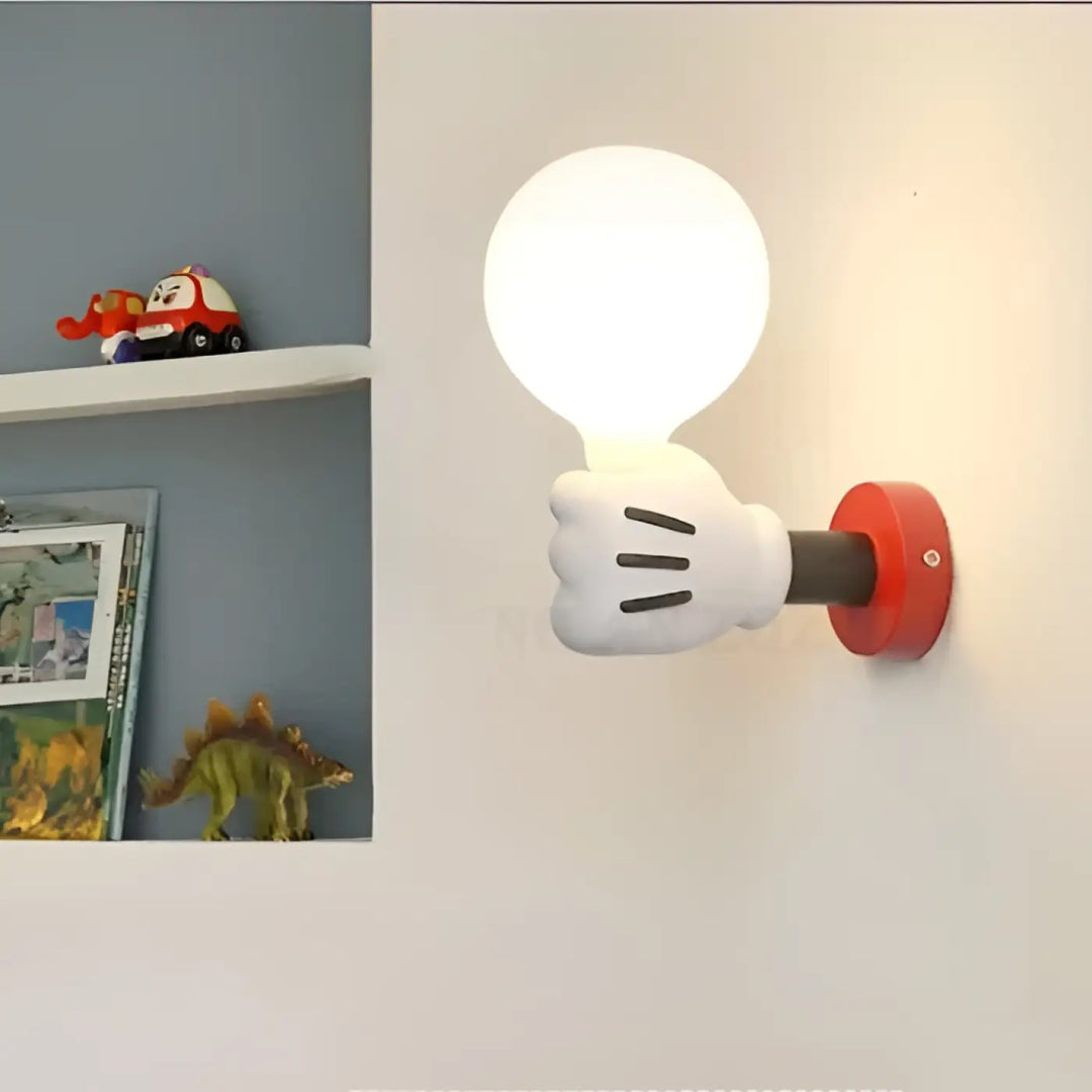 Applique murale ludique kidou en forme de gant blanc avec base rouge et ampoule sphérique pour chambre d’enfant