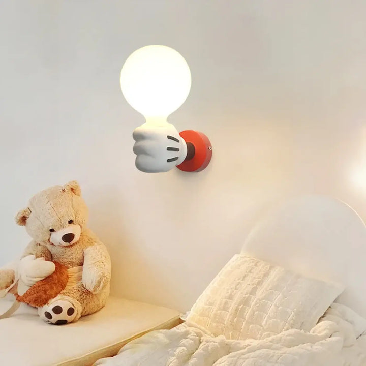 Applique murale ludique kidou en plastique blanc et rouge avec détails couture noire pour chambre d’enfant
