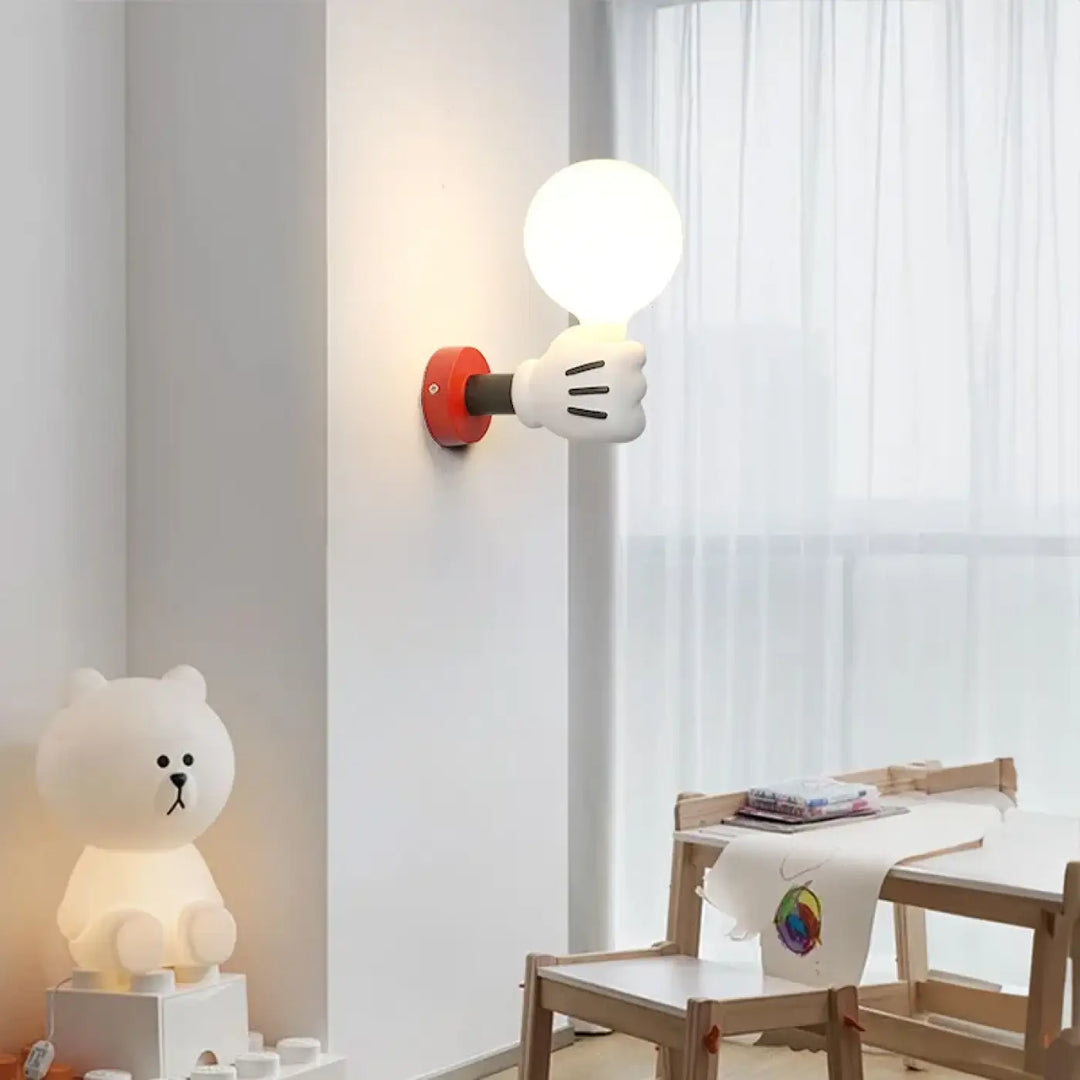 Applique murale ludique kidou en forme de main blanche tenant une ampoule sphérique lumineuse pour chambre d’enfant