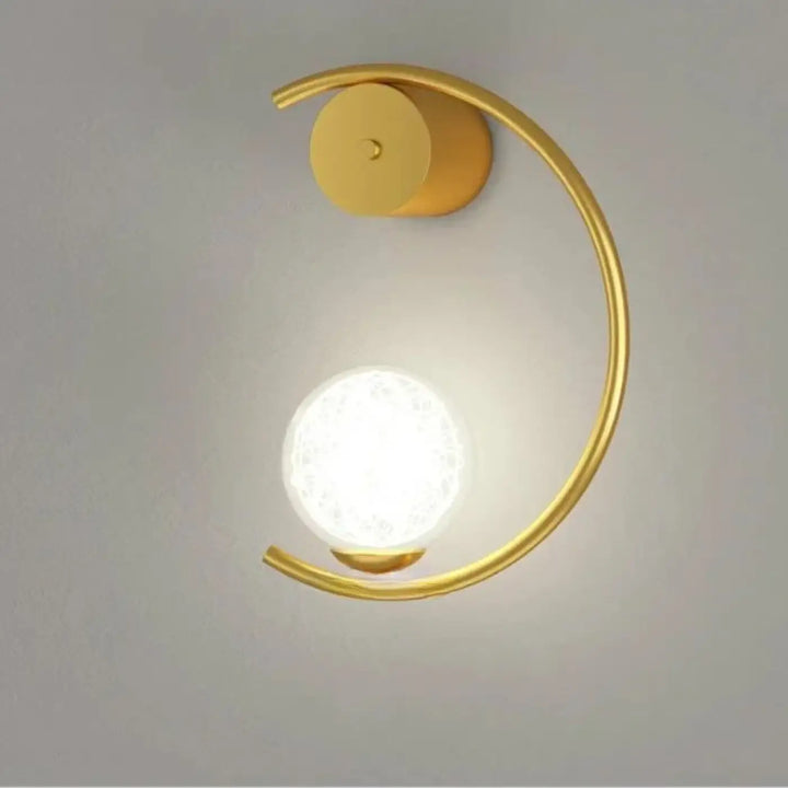 Applique murale lune en ton or avec globe en verre dépoli et petit emblème lune pour une lumière douce et capacité à s’adapter